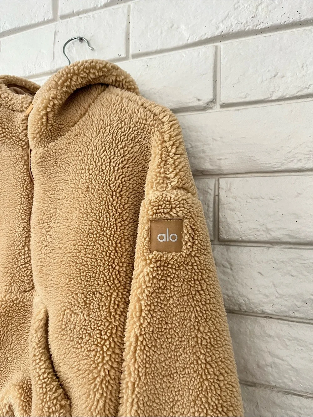 ALO Yoga Foxy Sherpa Jacket in Camel XSmall
